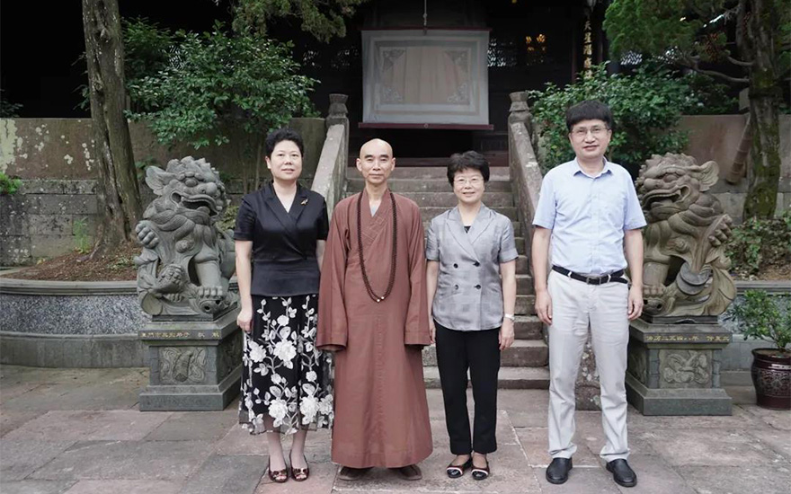 广东梅州千佛塔寺住持明慧法师一行朝礼天童禅寺