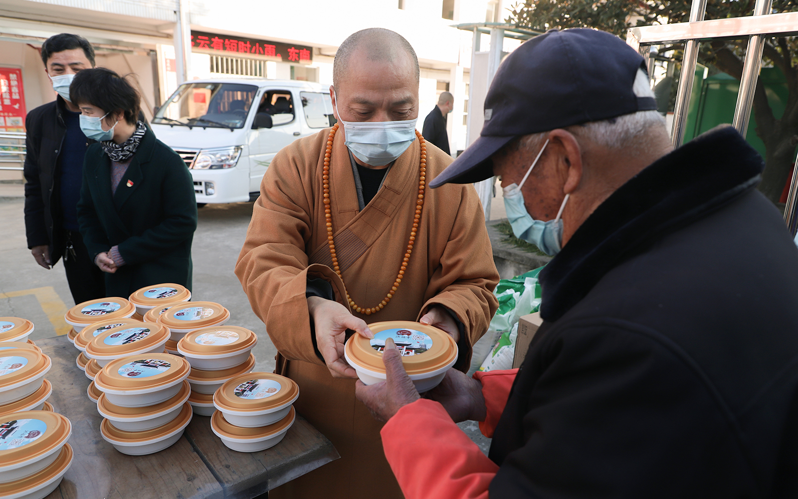 力行慈善 上海洪福寺举办腊八施粥慈善感恩活动