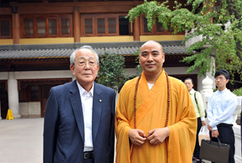 日本“经营之圣”稻盛和夫一行参访上海静安寺