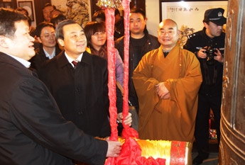 扬州大明寺迎新年撞钟法会　惊动海外居士