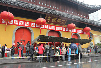 “送福到万家” 上海玉佛禅寺法师免费为市民题写春联