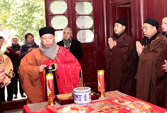 镇江金山寺举行慈舟老和尚诞辰98周年念诵《法华经》法会