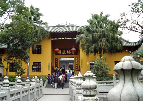 南华禅寺祖殿扩建 全体僧众恭迎祖师真身到大雄宝殿供奉