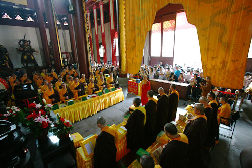杭州灵隐寺举行2012“夏安居暨共修华严法会” 光泉法师主法