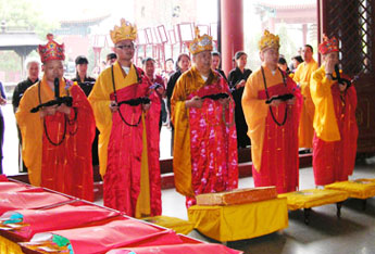 河北廊坊永清白塔寺举行2012年水陆法会圆满送圣仪式