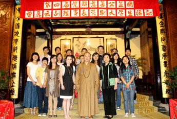 第四届觉群慈善周之慈善助学活动在上海玉佛禅寺隆重举行