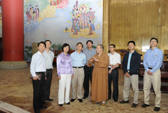 上海金山区统战部长李华桂到上海东林寺检查重塑观音金身安全工作