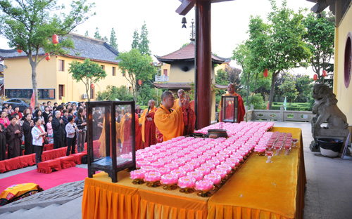 上海松隐禅寺隆重举行祈福传灯法会