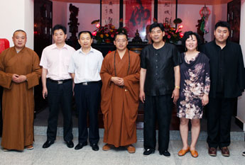 苏州一文化公司向圣堂寺捐赠法器 捐赠仪式在苏州举行