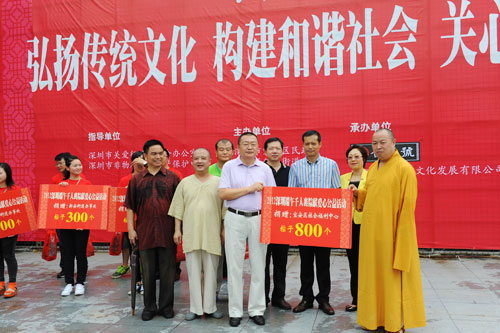 2012深圳端午千人裹粽献爱心大型公益活动举行 弘法寺人员参与配合