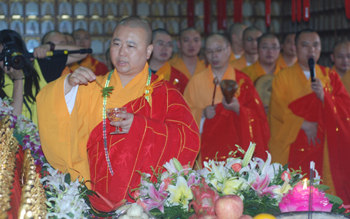 上海玉佛禅寺举行观音成道纪念暨金樟观音圣像开光法会