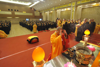 上海玉佛禅寺隆重举行第十五届皈依法会