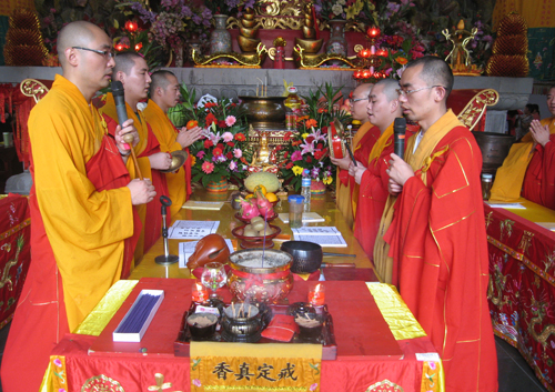 上海二严寺举行地藏菩萨圣诞法会
