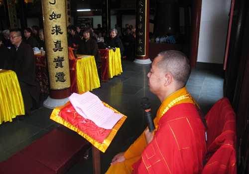 上海二严寺举行地藏法会 智能法师为居士讲经