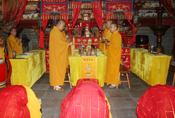 上海寿安寺地藏法会中三大师焰口隆重举行