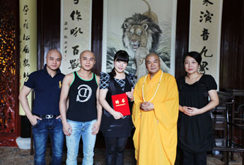 受秋风大和尚聘请 国内首席沙画师维维加入华藏梵乐团