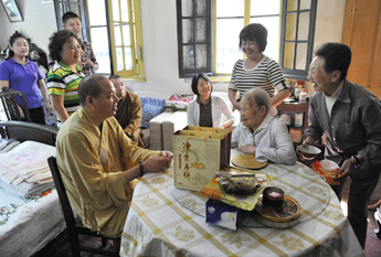 上海玉佛禅寺向社区孤寡老人赠送月饼共庆中秋