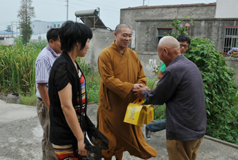 中秋佳节 上海松隐禅寺法定法师一行慰问孤寡老人