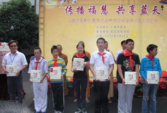 上海护国寺为成佳学校师生赠送中秋月饼