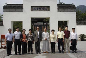 国务院侨务副主任何亚非一行至杭州佛学院参观调研