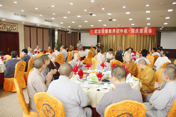 武汉市佛教界2012迎中秋·国庆座谈会在归元禅寺举行