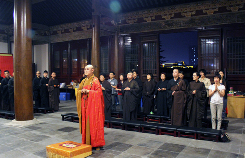 江苏泰州南山律寺虔诚拜忏 大初法师主法
