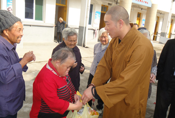 九九重阳 上海松隐禅寺法定法师一行慰问敬老院老人