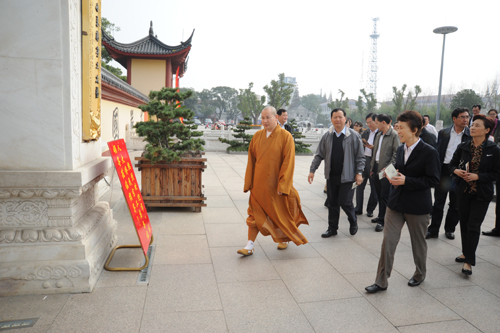 上海市、区人大侨民宗工委一行参访东林寺