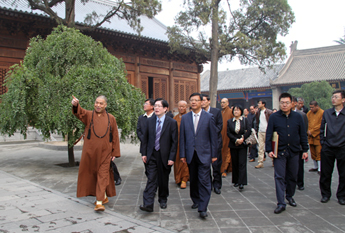 国家宗教局局长王作安一行到西安大慈恩寺视察