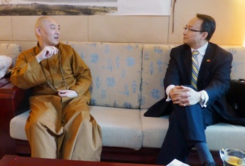 美中友好协会主席张锦平一行参访北京云居寺