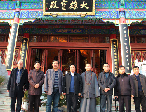 湖北民宗委主任谭徽在一行到咸宁大乘禅寺调研