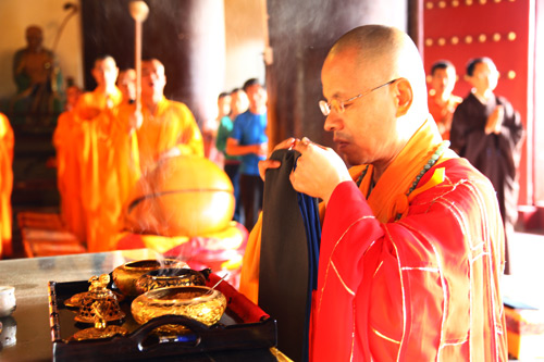 南山寺举行冬月弥陀佛七法会祈祷世界和平