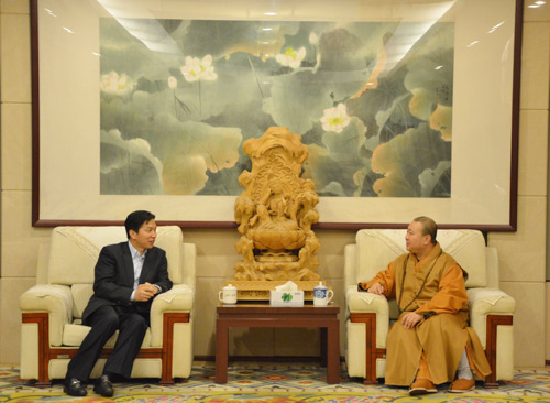 浙江义乌市长何美华先生一行参访上海玉佛禅寺