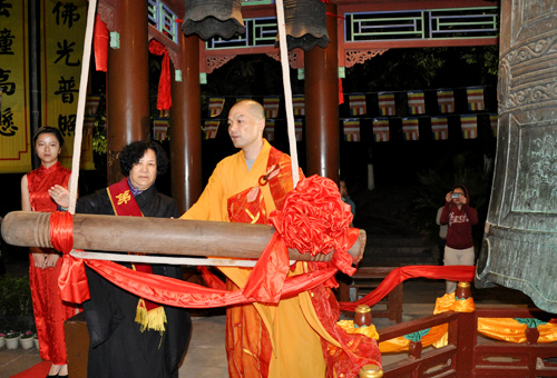 三亚南山寺举行“敲响祖国最南端的吉祥钟声”法会