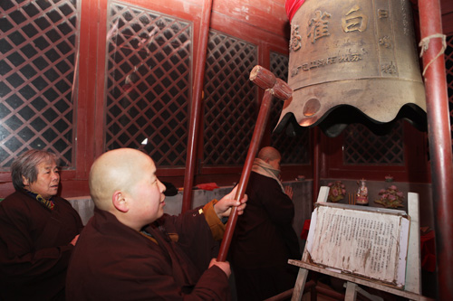 “盛世钟鸣 祈福五洲”白雀庵举行新年撞钟祈福法会