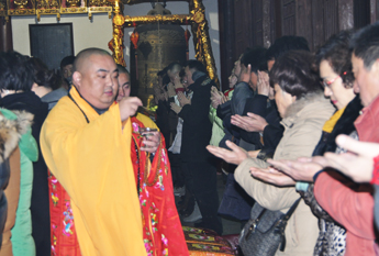 上海青浦报国寺隆重举行2013撞钟祈福法会