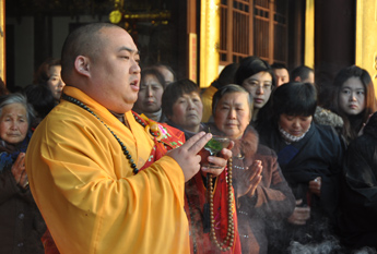 上海报国寺腊八节举行万佛洪名宝忏之供天祈福法会