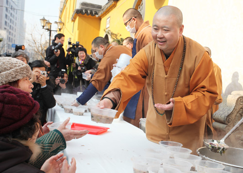 上海玉佛禅寺举行2013迎新年腊八赠粥活动