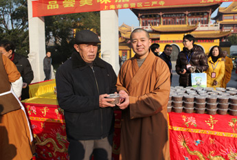 上海二严寺举行2013迎新年腊八赠粥活动