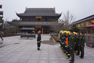 上海崇明县消防官兵前往寿安寺检查消防安全