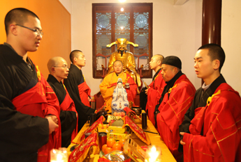 江苏昆山华藏寺为众护法居士举行放生活动
