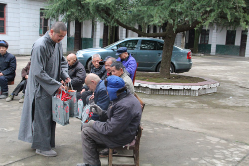 湖北咸宁大乘禅寺为福利院送去新春慰问礼包