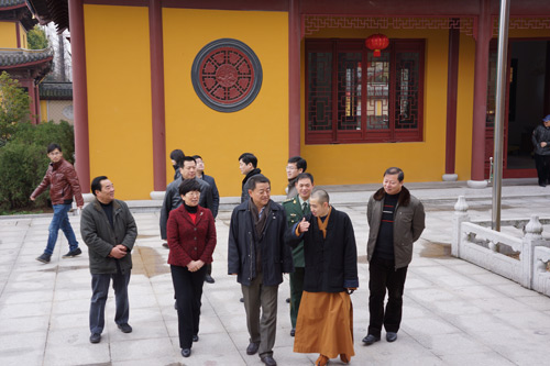 上海崇明县赵奇县长一行前往寿安寺视察