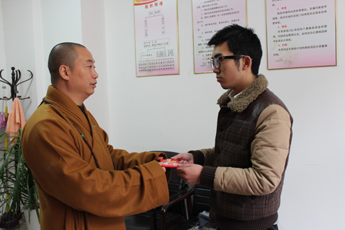 姜堰古寿圣寺博爱功德会走访慰问贫困户