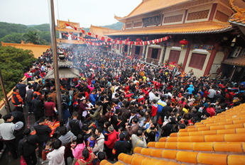 迎新春祈福请愿 深圳弘法寺烧香信众达到35万人