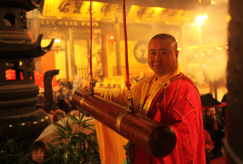 上海玉佛禅寺隆重举办迎财星撞钟祈福慈善活动