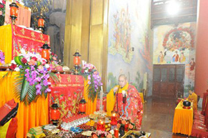 上海东林寺举行供佛斋天法会