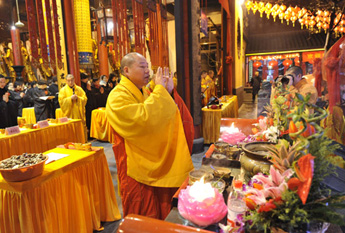 上海市玉佛禅寺隆重举行供佛斋天法会