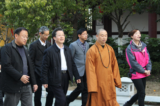 江苏省宗教局局长莫宗通一行视察姜堰古寿圣寺