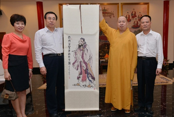 印顺大和尚代表深圳弘法寺向国际儒学联合会捐赠善款